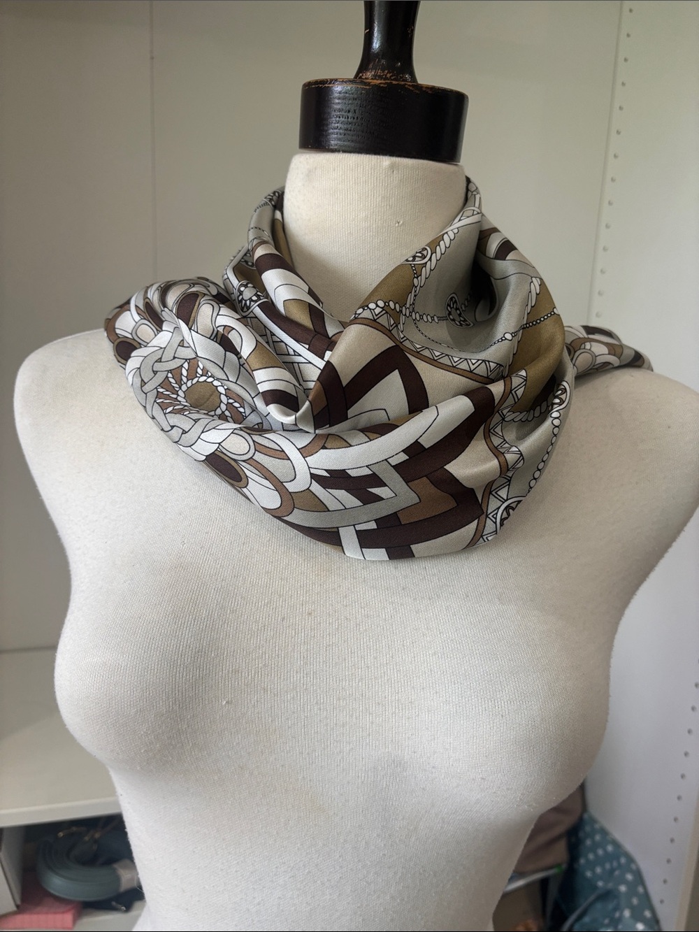 Silk- Patterned Neck Wrap in Brown and Cream